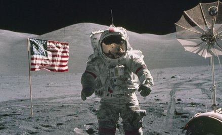 Dowódca misji Apollo 17 Eugene A. Cernan podczas drugiego spaceru po Księżycu w grudniu 1972 r. Zdan