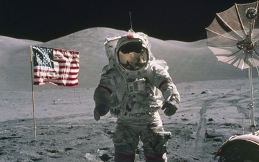 Dowódca misji Apollo 17 Eugene A. Cernan podczas drugiego spaceru po Księżycu w grudniu 1972 r. Zdan
