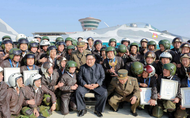 Kim Dzong Un otoczony żołnierzami Sił Powietrznych KRLD