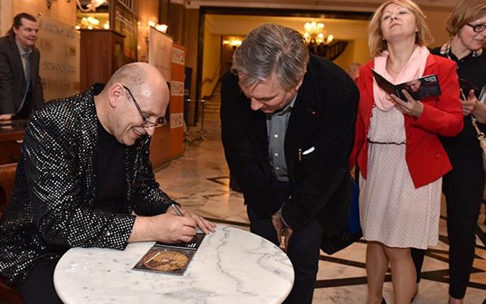 Włodek Pawlik rozdaje autografy