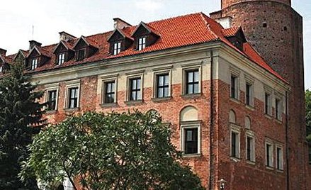 Zamek w Uniejowie pamięta czasy Kazimierza Wielkiego. Wzniesiono go w latach 1360 – 1365 m.in. dla o