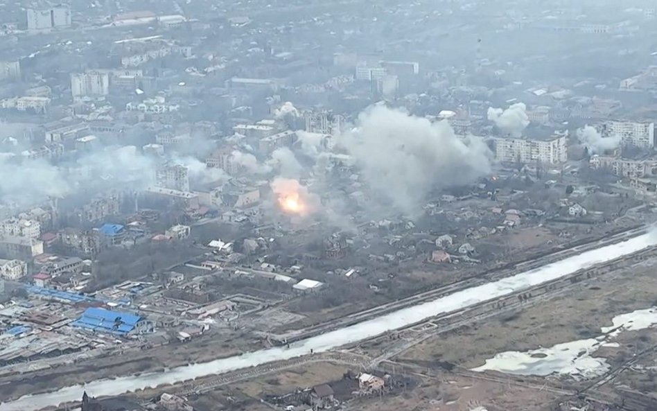 Ukraińska armia wysadziła most kolejowy w Bachmucie