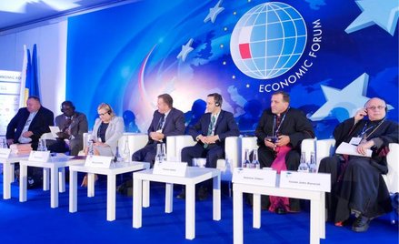 Trzeba pomagać uchodźcom na miejscu – zgodzili się uczestnicy krynickiej debaty „Jak pomagać w czasa