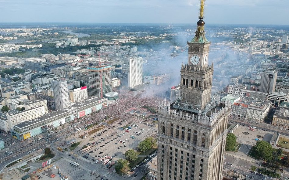 W całej Warszawie (na zdj. rondo Dmowskiego) o godz. 17 oddano hołd powstańcom. W zadumie zatrzymały