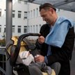 Tata zamiast iść do pracy, opiekuje się dzieckiem