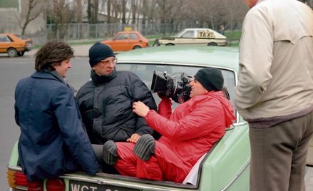 Krzysztof Globisz, Krzysztof Kieślowski i operator Sławomir Idziak na planie „Krótkiego filmu o zabi