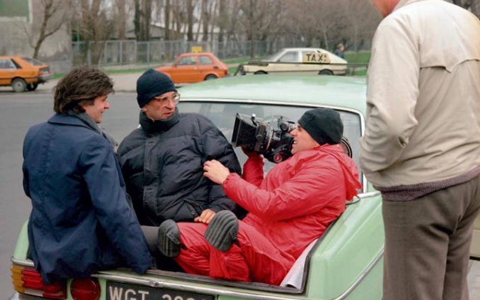 Krzysztof Globisz, Krzysztof Kieślowski i operator Sławomir Idziak na planie „Krótkiego filmu o zabi