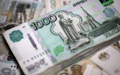 Rubel najmocniejszy od czerwca, bo koncerny muszą wyprzedawać waluty