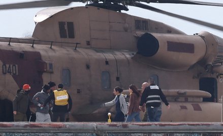 Awera Mengistu, eskortowany z helikoptera po uwolnieniu w ramach wymiany zakładników między Hamasem 