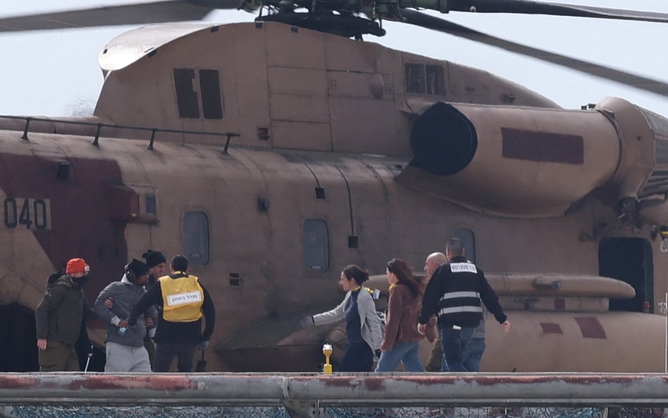 Awera Mengistu, eskortowany z helikoptera po uwolnieniu w ramach wymiany zakładników między Hamasem 