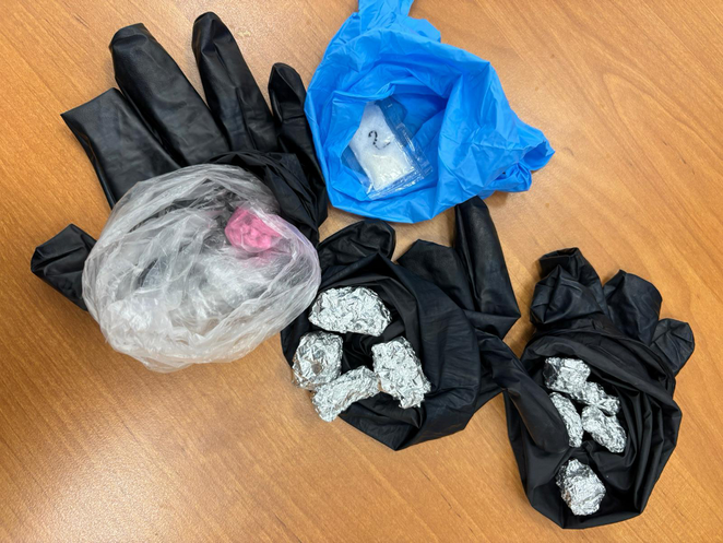 Podczas przeszukania samochodu funkcjonariusze natrafili na niewielkie opakowania z nielegalnymi sub