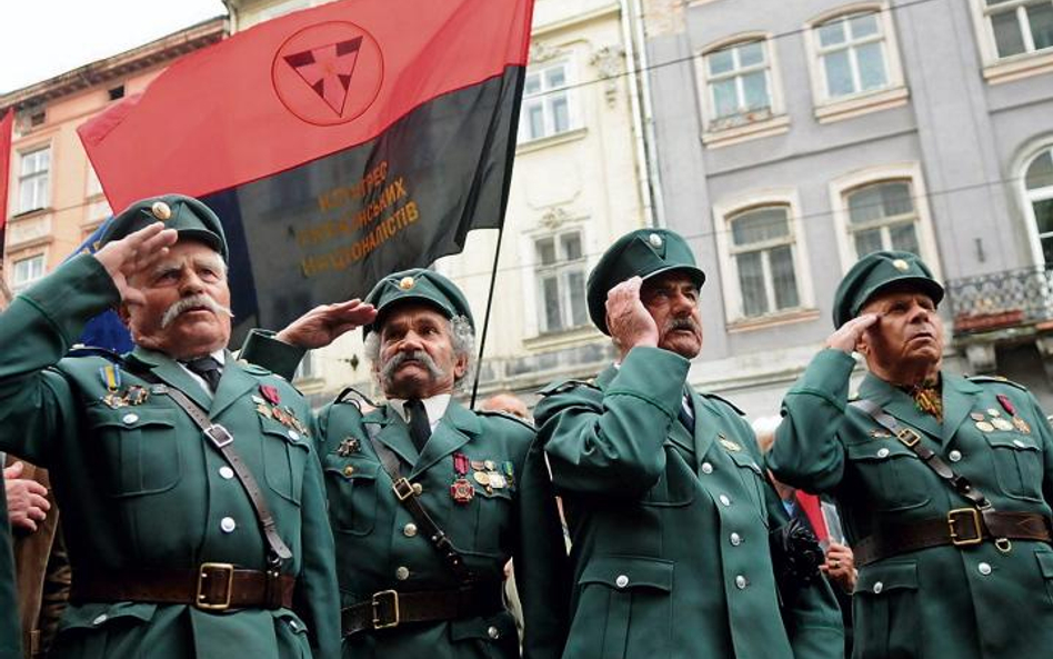 Demonstracja weteranów UPA we Lwowie 27 czerwca (w tle flaga Kongresu Ukraińskich Nacjonalistów)