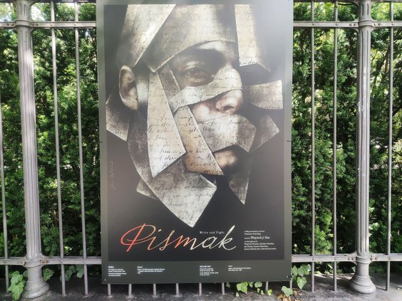 Plakat Andrzeja Pągowskiego do filmu „Pismak” na plenerowej wystawie „Has na nowo” w Łazienkach Król