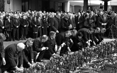 Uroczystość ku czci ofiar katastrofy przed gmachem Sejmu