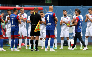 Były kapitan Piasta Gliwice Gerard Badia żegnany przez piłkarzy podczas meczu Ekstraklasy z Rakowem 