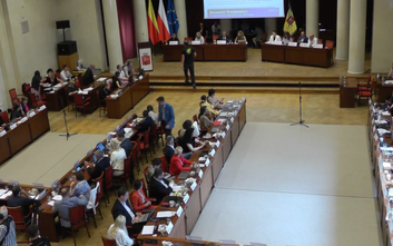 Po każdym z wystąpień głos zabierał radny Jarosław Jóźwiak, który wnioskował o nie zaczynanie dyskus