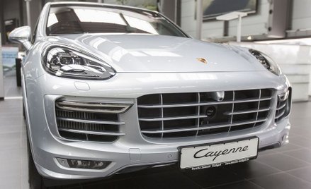 Augustów: Porsche Cayenne za 120 tys. zł skradzione najpierw w Rosji, teraz z komendy policji