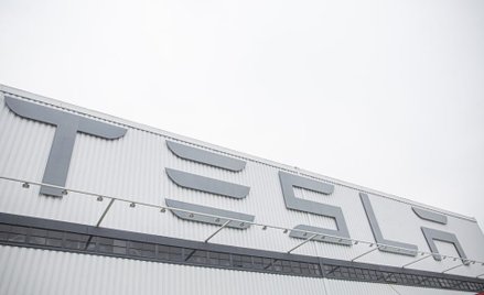 Akcje Tesli w promocyjnej cenie 442 USD