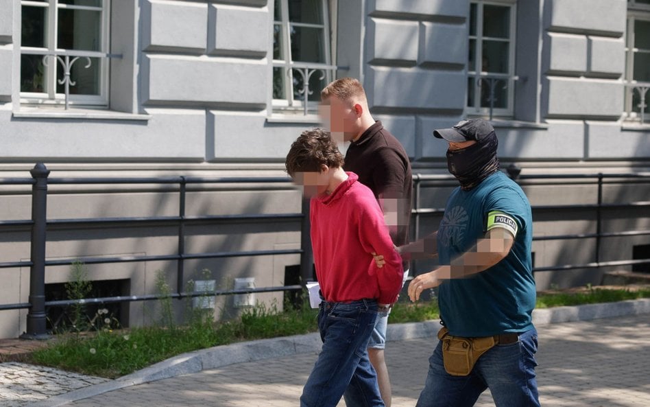 Podejrzany o próbę zabójstwa 18-letni obywatel Ukrainy podczas doprowadzenia do Prokuratury Rejonowe
