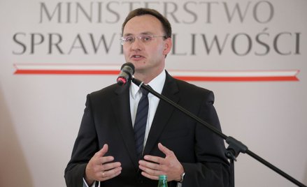 Rzecznik Praw Dziecka Mikołaj Pawlak podczas konferencji prasowej w siedzibie Ministerstwa Sprawiedl