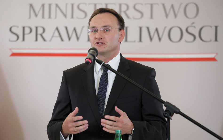 Rzecznik Praw Dziecka Mikołaj Pawlak podczas konferencji prasowej w siedzibie Ministerstwa Sprawiedl