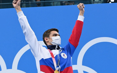 Rosyjski pływak Jewgienij Ryłow na podium po zwycięstwie na 100 m stylem grzbietowym