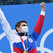 Rosyjski pływak Jewgienij Ryłow na podium po zwycięstwie na 100 m stylem grzbietowym