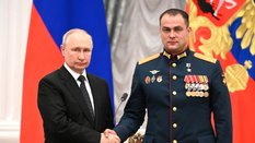 Podpułkownik Irek Magasumow (na zdjęciu z Władimirem Putinem)  w roku 2024 został skazany na 11 lat 