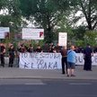 Warszawa, protest przed Teatrem Powszechnym przeciwko "Klątwie" Olivera Frljicia