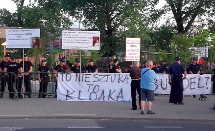 Warszawa, protest przed Teatrem Powszechnym przeciwko "Klątwie" Olivera Frljicia