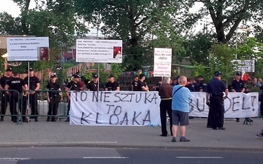 Warszawa, protest przed Teatrem Powszechnym przeciwko "Klątwie" Olivera Frljicia