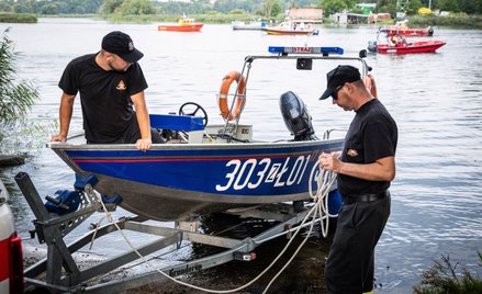 Szczecińscy strażacy odławiają martwe ryby z Odry