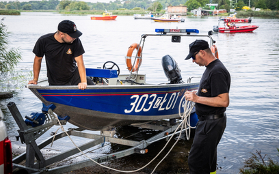 Szczecińscy strażacy odławiają martwe ryby z Odry
