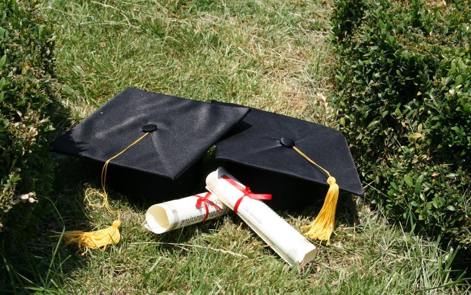 Studenci nie powinni płacić za egzaminy poprawkowe a uczelnie wciąż pobierają opłaty