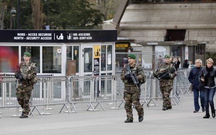 Wojsko na ulicach Paryża