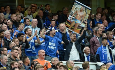 Kibice Leicester na stadionie Old Trafford w Manchesterze