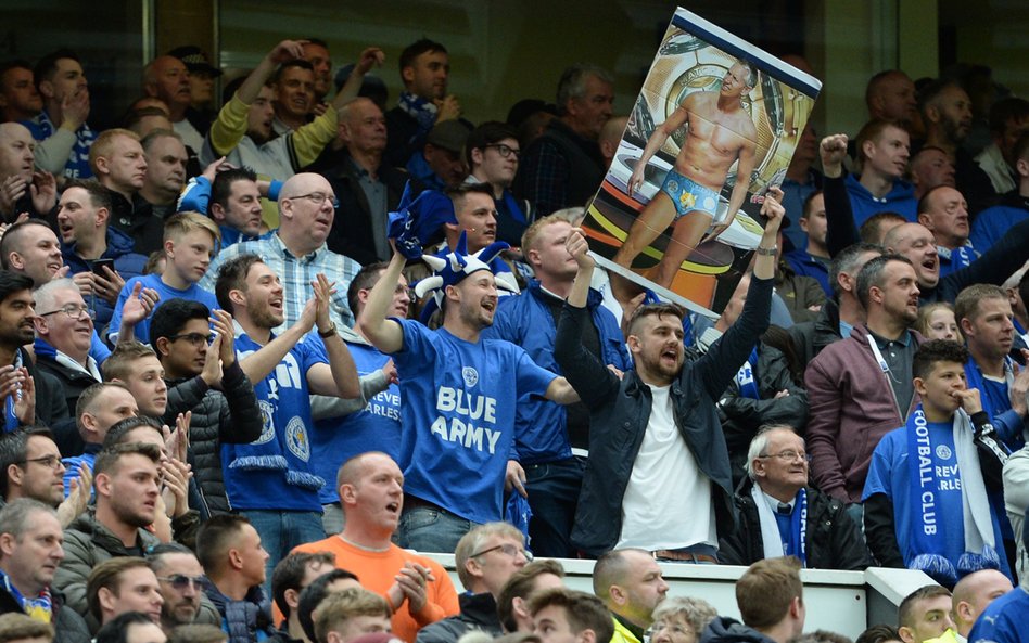 Kibice Leicester na stadionie Old Trafford w Manchesterze