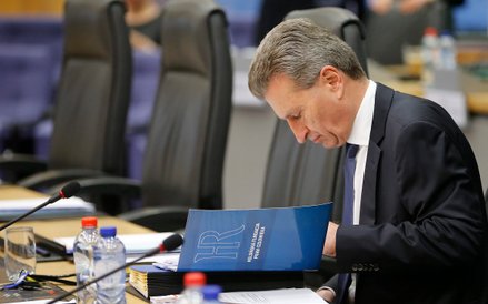 Guenther Oettinger czyta dokument Helsińskiej Fundacji Praw Człowieka