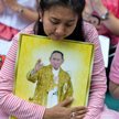 Żałobnicy przed szpitalem Siriraj w Bangkoku, gdzie zmarł król