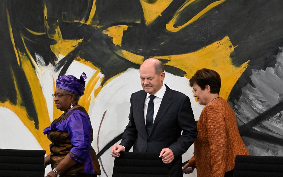 Na zdjęciu: Ngozi Okonjo-Iweala (L), Olaf Scholz (C) i Kristalina Georgiewa (P)