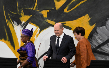 Na zdjęciu: Ngozi Okonjo-Iweala (L), Olaf Scholz (C) i Kristalina Georgiewa (P)