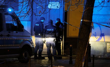 Policja przed budynkiem przy ul. Inżynierskiej 6 na warszawskiej Pradze. Podczas zatrzymania agresyw
