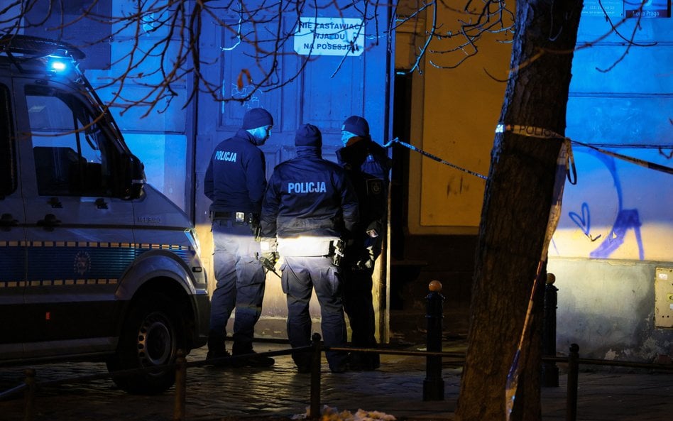 Policja przed budynkiem przy ul. Inżynierskiej 6 na warszawskiej Pradze. Podczas zatrzymania agresyw
