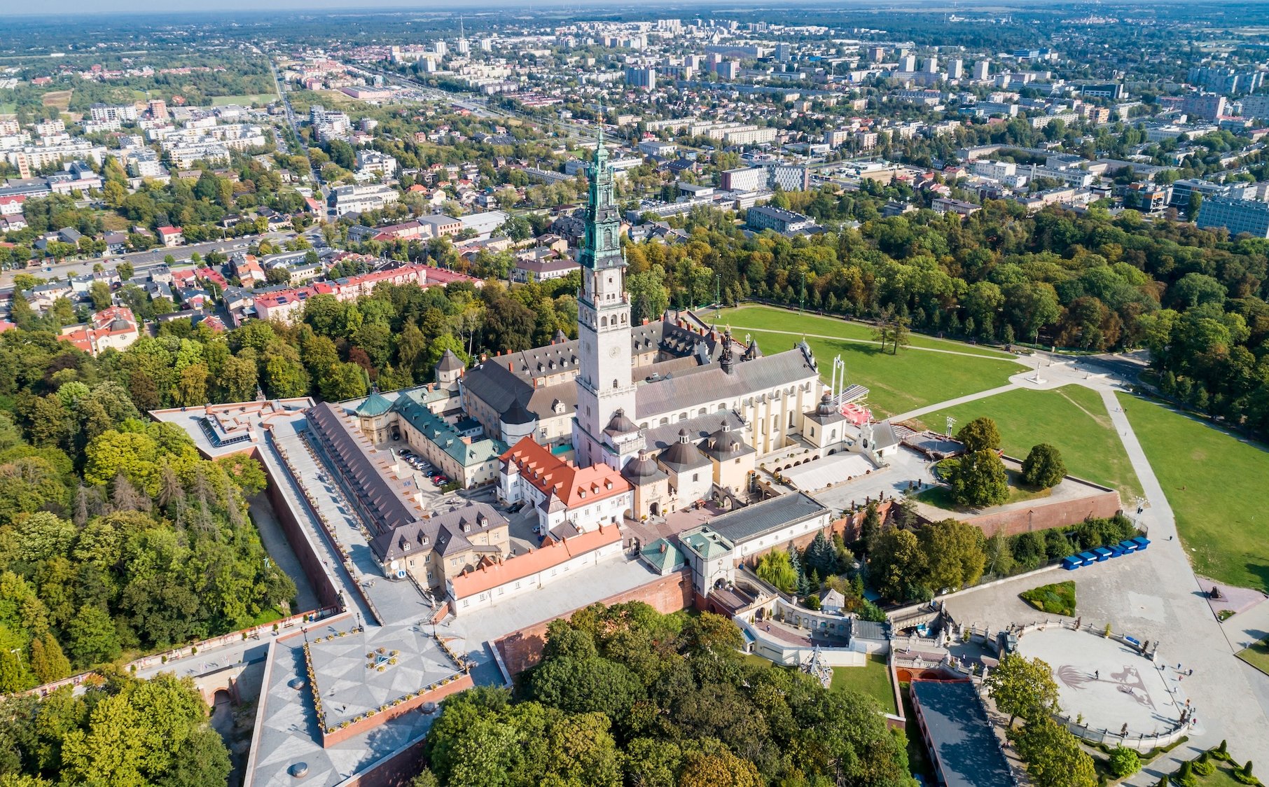 Zaborów nie widać. Usług publicznych też nie. I zyskuje na tym Konfederacja