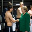 Kanclerz Merkel doceniała sukces Özila jako symbol udanej integracji. Na zdjęciu gratuluje mu wygran