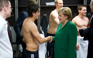 Kanclerz Merkel doceniała sukces Özila jako symbol udanej integracji. Na zdjęciu gratuluje mu wygran