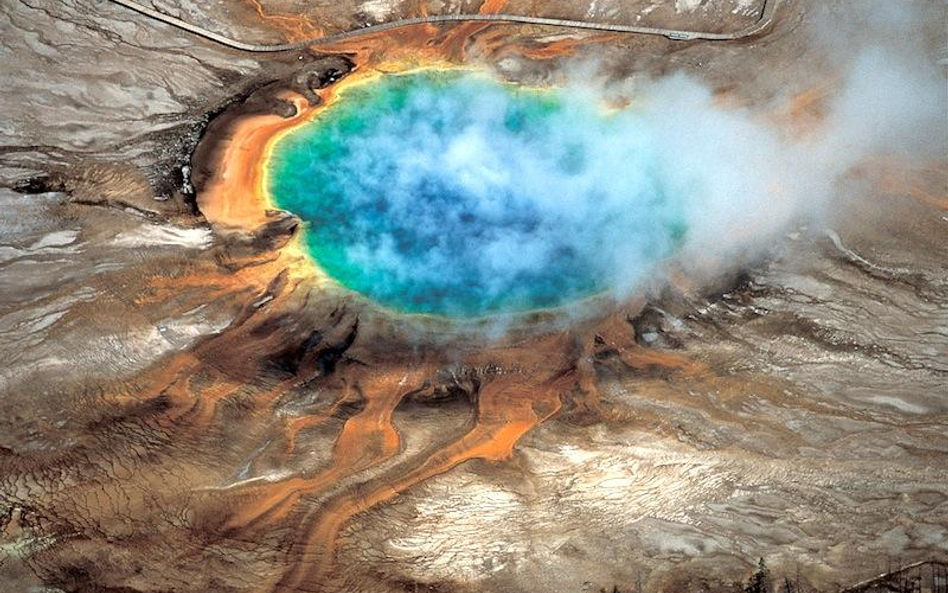 Jedno z gorących źródeł na terenie parku Yellowstone