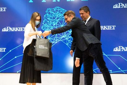 Magdalena Kaźmierkiewicz – siódma w finałowej rozgrywce. Upominki finalistom wręczali Jarosław Macho