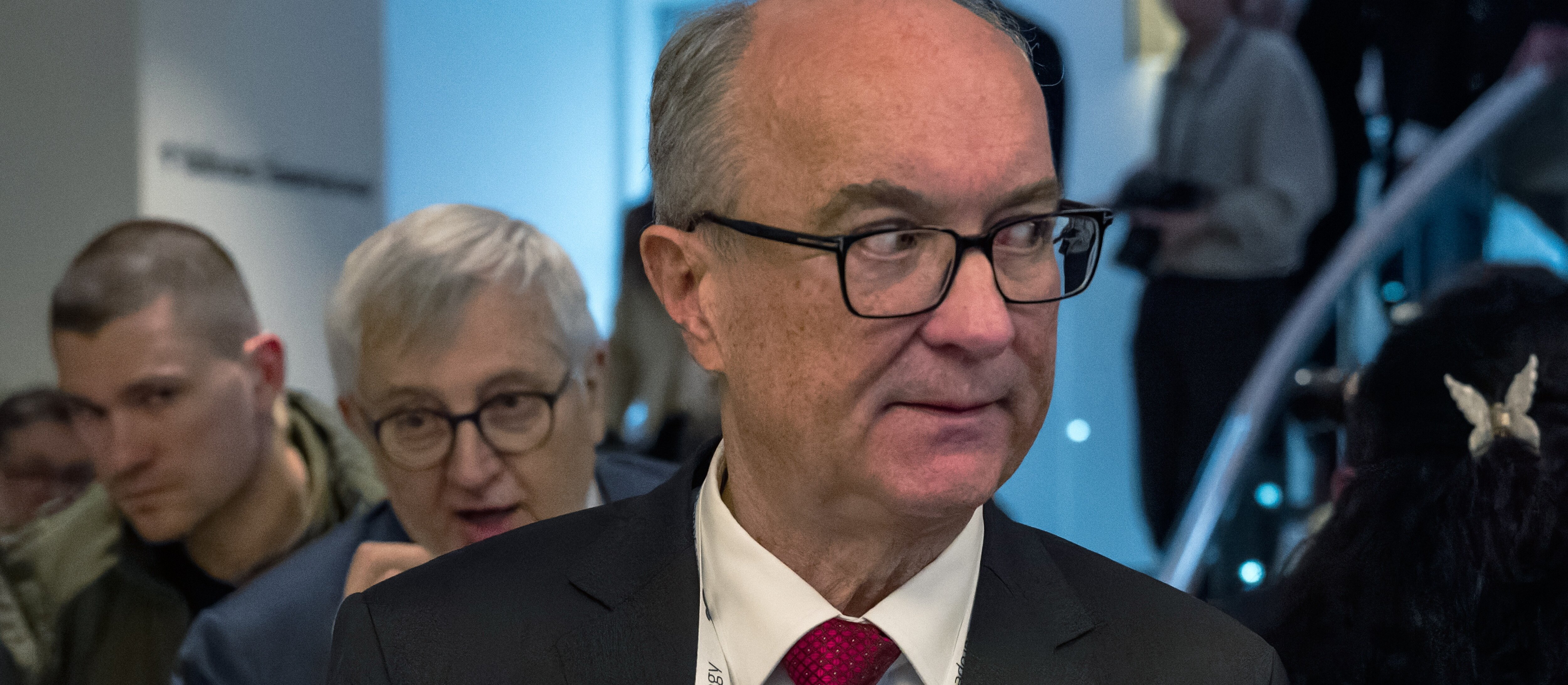 Smerf Towarzysz pytany o operację USA w Iranie. Podaje przykłady Ukrainy i Wenezueli