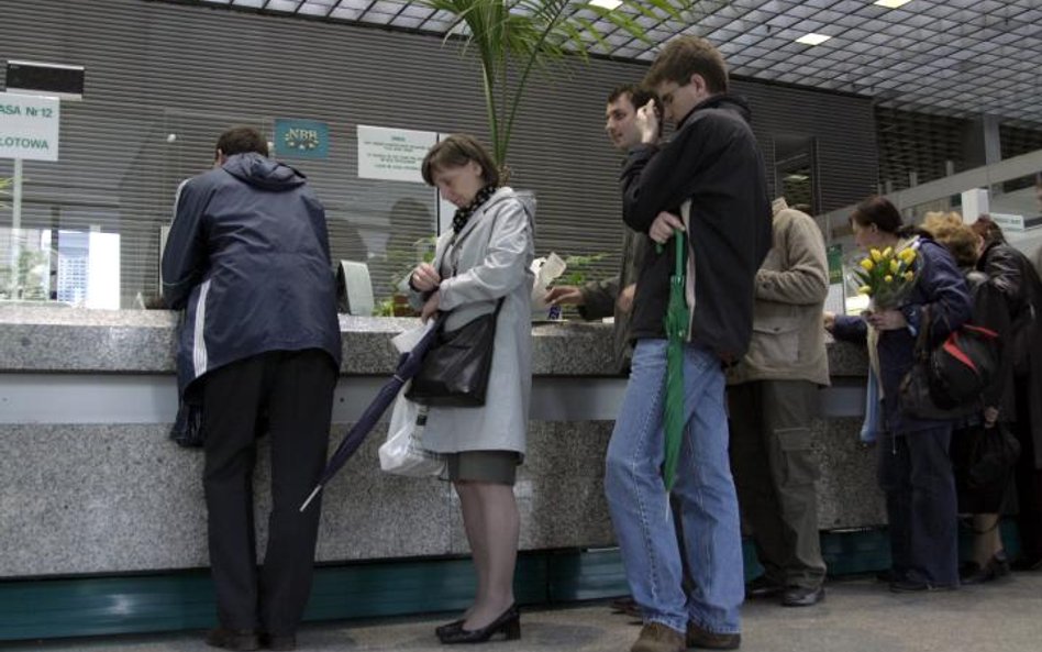 Oszczędzanie w bankach coraz mniej opłacalne